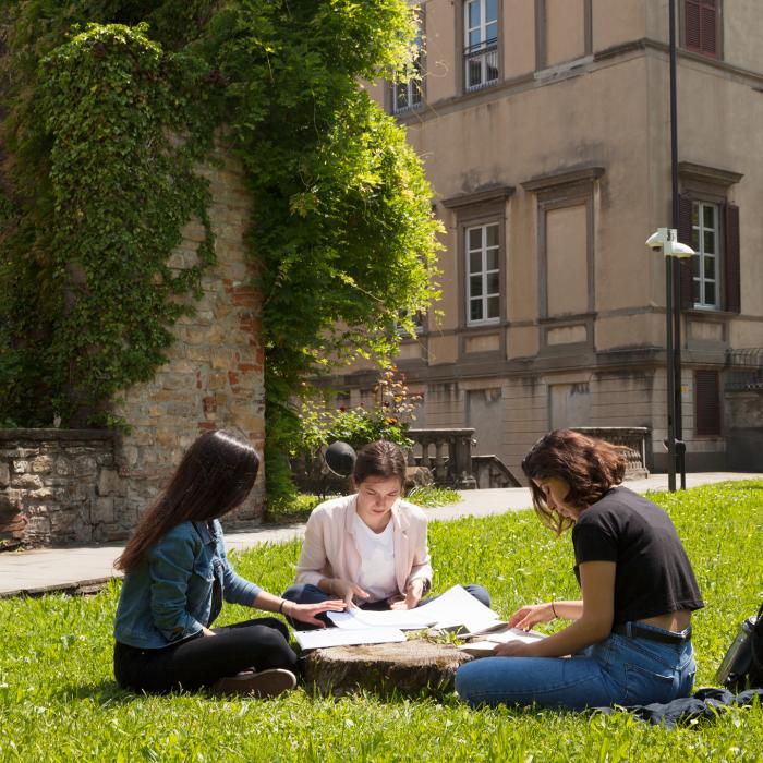 Studentesse nel cortile di Salvecchio